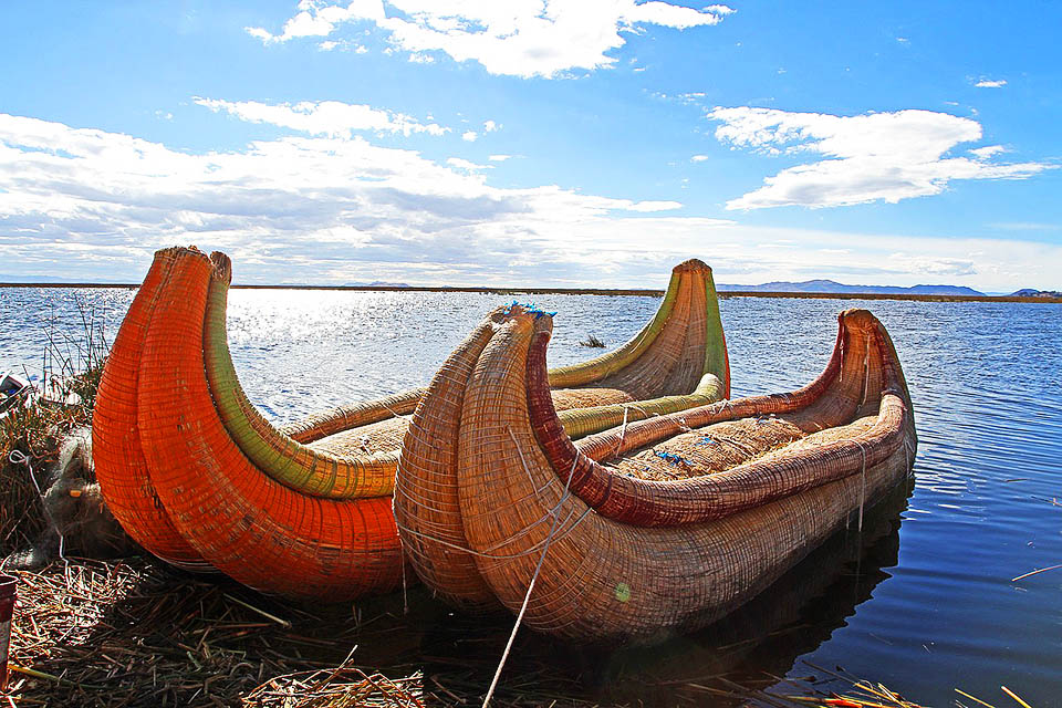 Bateaux sur le lac Titicaca au Pérou