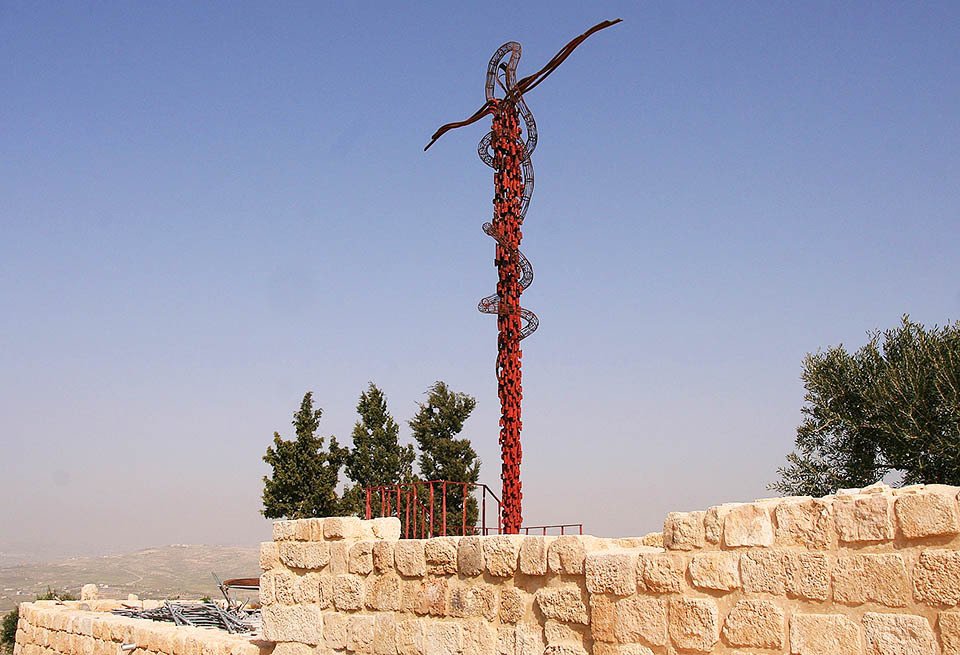 Une croix enlacée par un serpent - un monument sur le mont Nebo, Jordanie