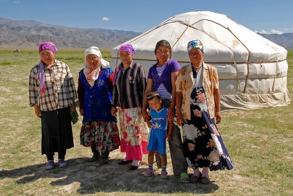 Famille mongole nomade avec leur tente