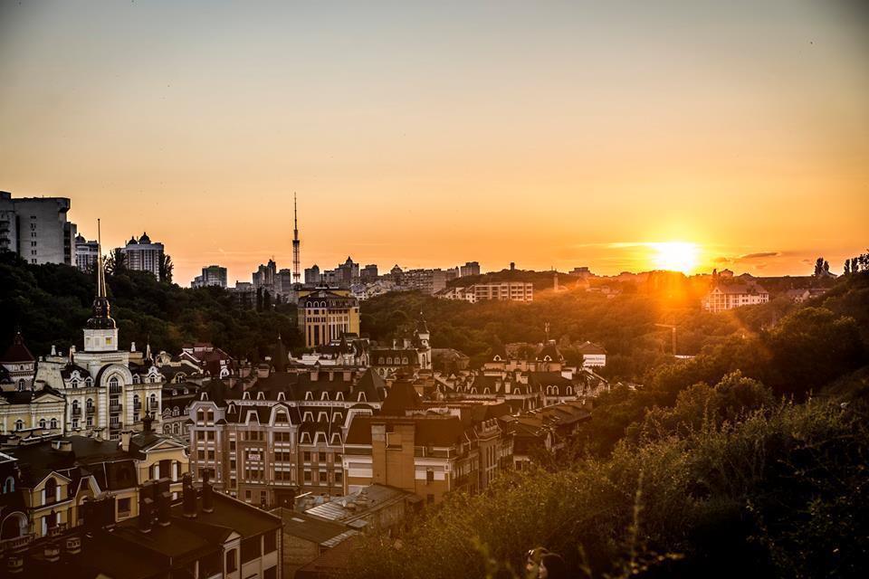 Ville de Kiev - vue de la montagne pendant le coucher du soleil