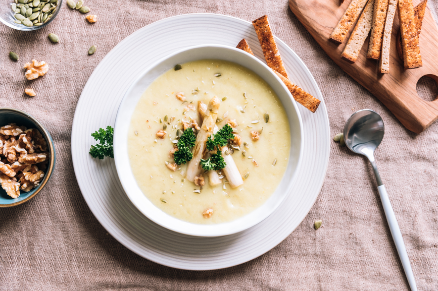 Cette recette de soupe aux asperges blanches vous aidera à vivre plus longtemps |  Bien + Bien
