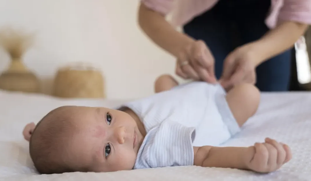 Décalottage bébé : définition, à quel âge, comment ?