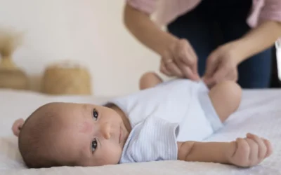 Décalottage bébé : définition, à quel âge, comment ?