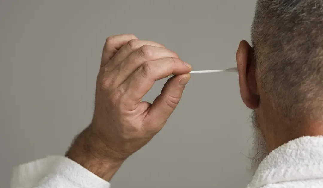 Comment se nettoyer les oreilles ? Faut-il utiliser des cotons-tiges ?